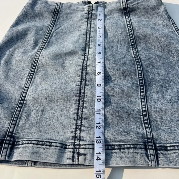 Free People Modern Femme Novelty Mini Indigo Acid Wash Denim Skirt Size: 6 - Picture 6 of 13